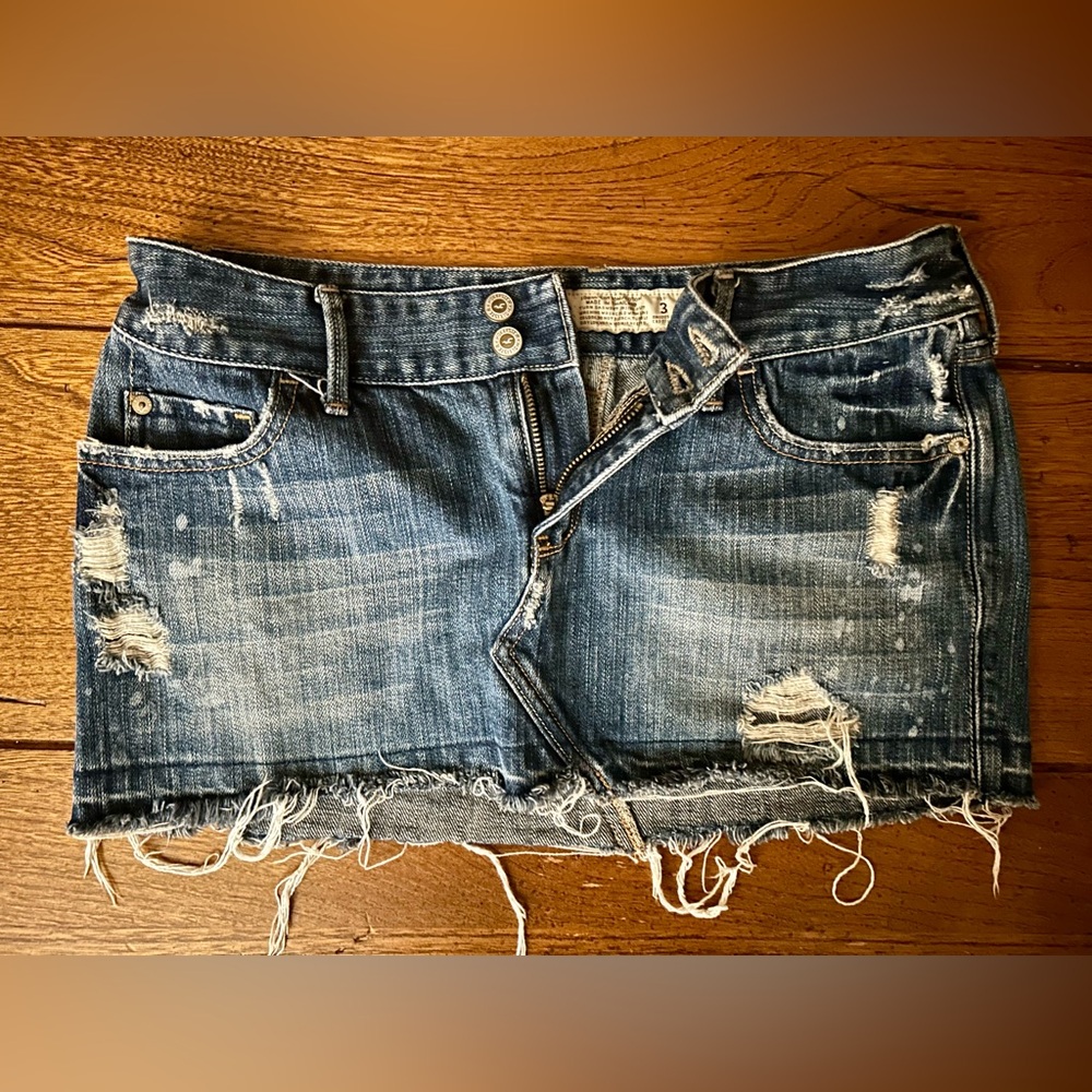 Hollister Co distressed denim mini skirt frayed raw hem, two-button closure, sz3 - Picture 3 of 5